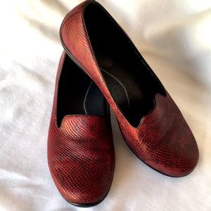 Dansko Size EU 40 Olivia Snake Wine Red Slip On Loafers